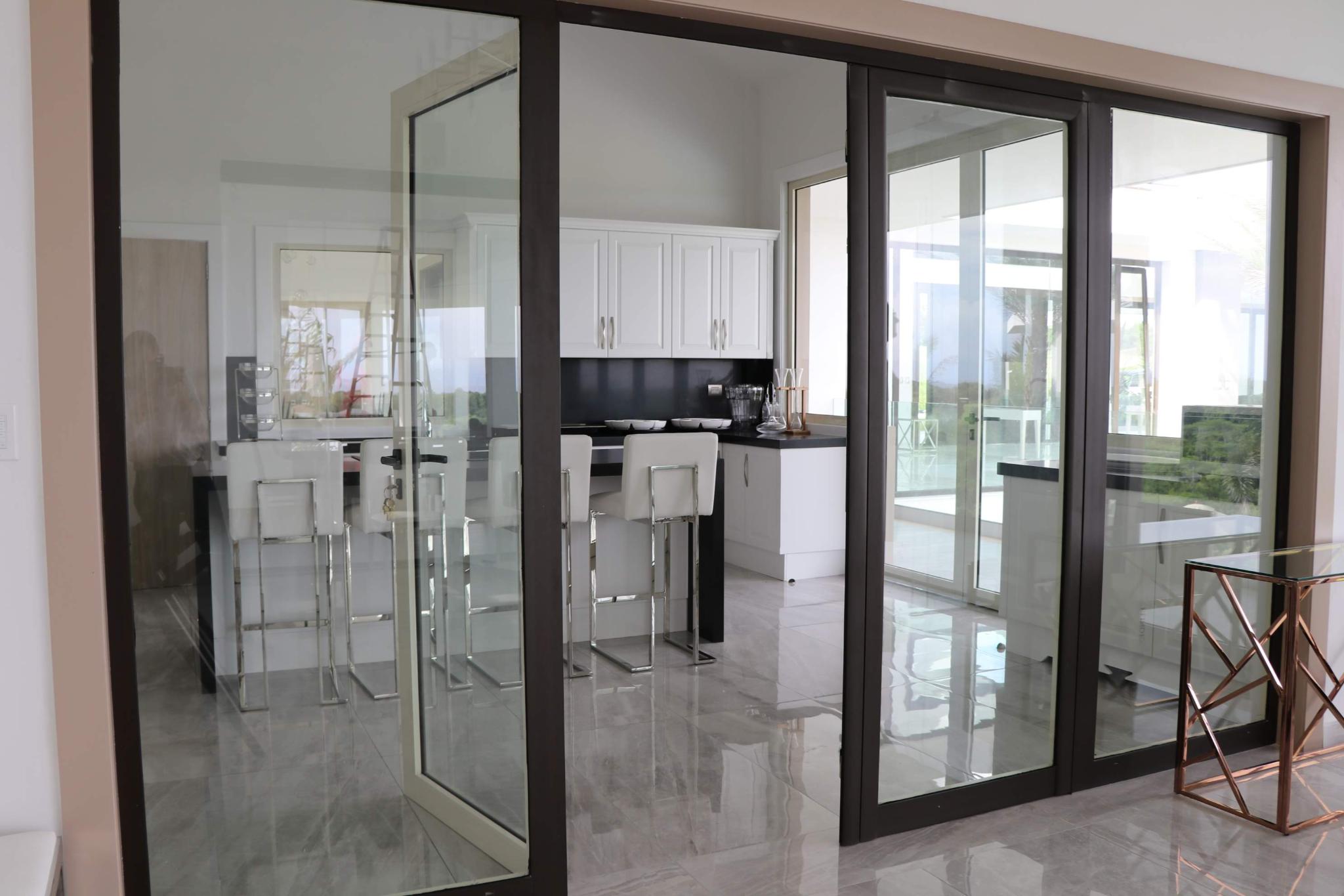Puertas y Ventanas Abatibles de Aluminio en República Dominicana — Eurolux SRL