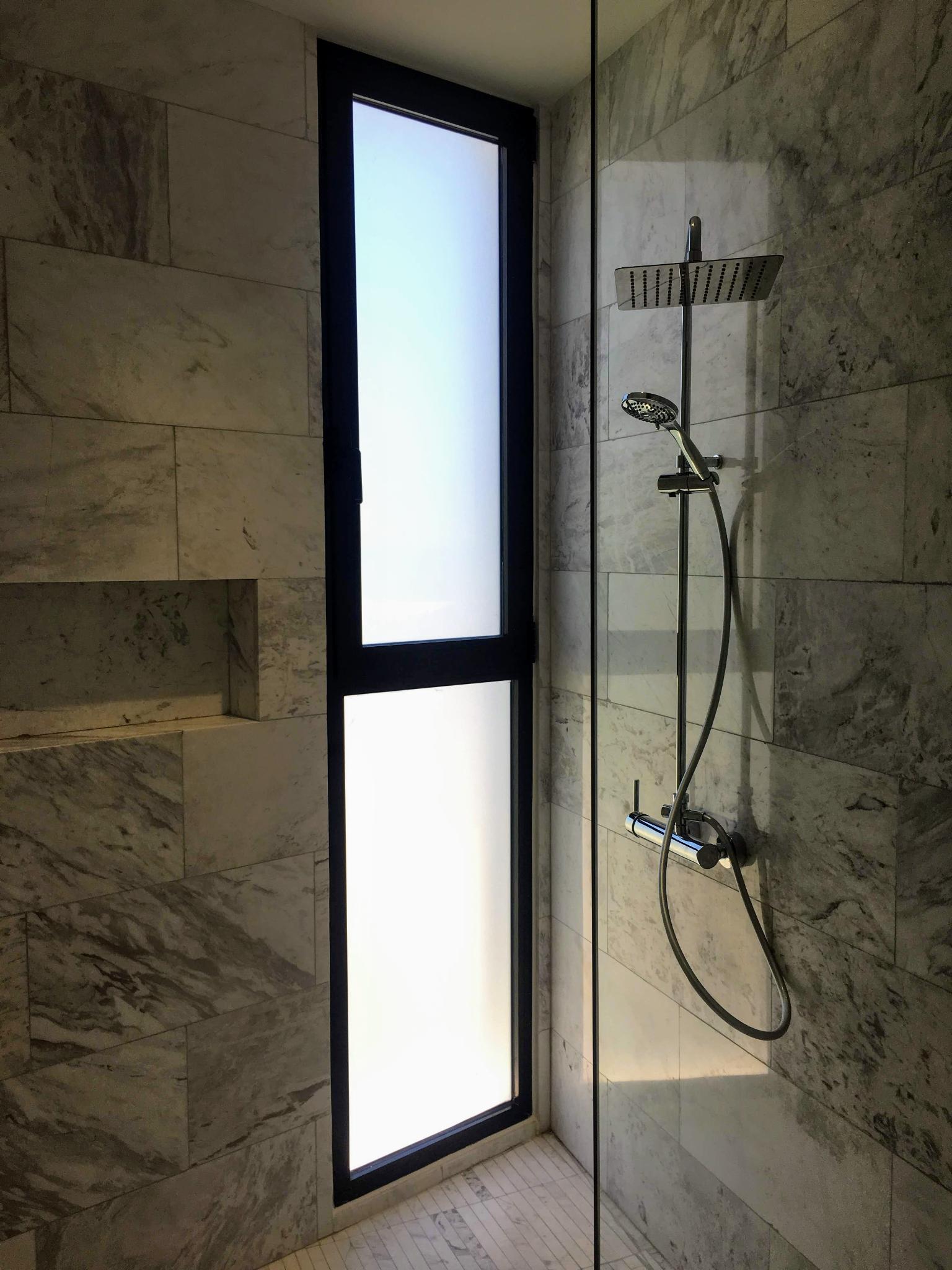 Envolvente ventana oscilo batiente cerrada